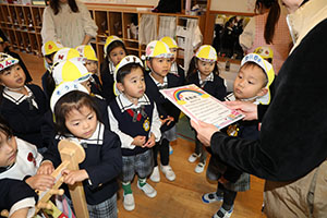 マラソンの表彰式が行われました　年少・年中・年長