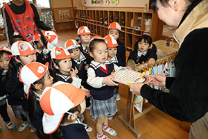 マラソンの表彰式が行われました　年少・年中・年長