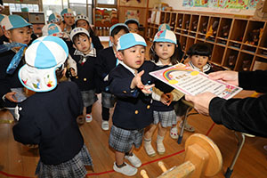 マラソンの表彰式が行われました　年少・年中・年長