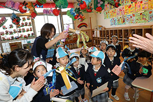 マラソンの表彰式が行われました　年少・年中・年長