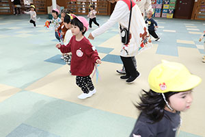 2月生まれの誕生会 　「しっぽ取りゲーム」　2歳児クラス