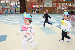 2月生まれの誕生会 　「しっぽ取りゲーム」　2歳児クラス