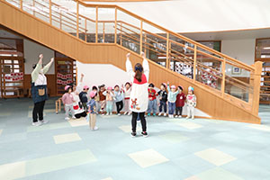 2月生まれの誕生会 　「しっぽ取りゲーム」　2歳児クラス