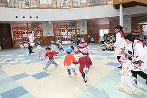 2月生まれの誕生会 　「しっぽ取りゲーム」　2歳児クラス