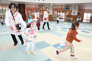 2月生まれの誕生会 　「しっぽ取りゲーム」　2歳児クラス