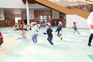 2月生まれの誕生会 　「しっぽ取りゲーム」　2歳児クラス