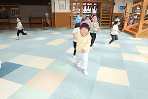 2月生まれの誕生会 　「しっぽ取りゲーム」　2歳児クラス