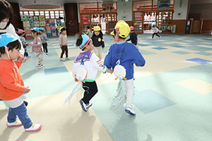 2月生まれの誕生会 　「しっぽ取りゲーム」　2歳児クラス