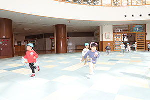 2月生まれの誕生会 　「しっぽ取りゲーム」　2歳児クラス