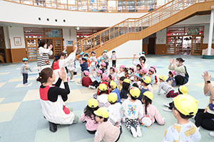 2月生まれの誕生会 　「しっぽ取りゲーム」　2歳児クラス