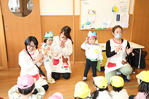 2月生まれの誕生会 　「しっぽ取りゲーム」　2歳児クラス