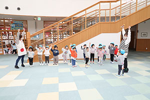 2月生まれの誕生会 　「しっぽ取りゲーム」　2歳児クラス