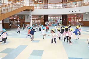 2月生まれの誕生会 　「しっぽ取りゲーム」　2歳児クラス