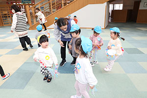 2月生まれの誕生会 　「しっぽ取りゲーム」　2歳児クラス