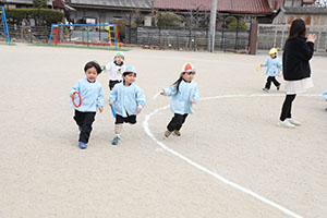 2月生まれの誕生会　「リレー」　 年少組