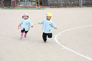 2月生まれの誕生会　「リレー」　 年少組