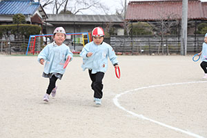 2月生まれの誕生会　「リレー」　 年少組