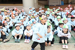 2月生まれの誕生会　「リレー」　 年少組