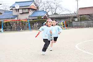 2月生まれの誕生会　「リレー」　 年少組