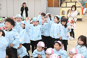 2月生まれの誕生会　「リレー」　 年少組