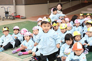 2月生まれの誕生会　「リレー」　 年少組