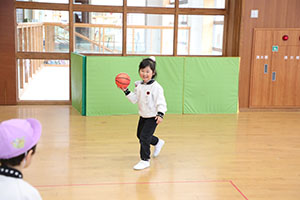 2月生まれの誕生会　「ドッジボール」　 年中組