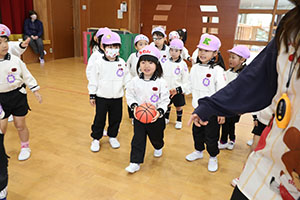 2月生まれの誕生会　「ドッジボール」　 年中組