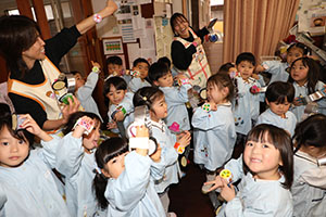 ヘッドホンと時計をつけてお散歩　こあら