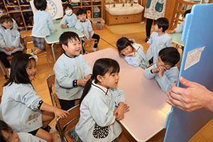 年中組の科学教室「鏡の不思議」　ばら・すみれ