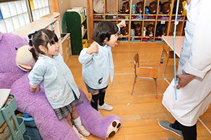 年中組の科学教室「鏡の不思議」　ばら・すみれ