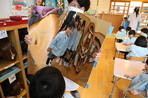 年中組の科学教室「鏡の不思議」　ばら・すみれ