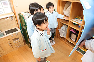 年中組の科学教室「鏡の不思議」　ばら・すみれ