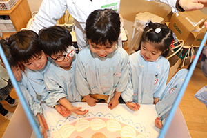 年中組の科学教室「鏡の不思議」　ばら・すみれ