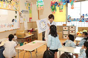 年中組の科学教室「鏡の不思議」　ばら・すみれ