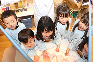 年中組の科学教室「鏡の不思議」　ばら・すみれ