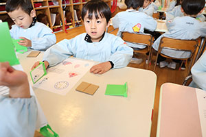 年中組の科学教室「鏡の不思議」　ばら・すみれ