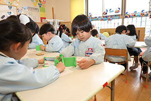 年中組の科学教室「鏡の不思議」　ばら・すみれ