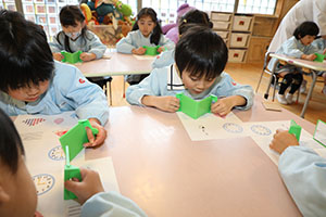 年中組の科学教室「鏡の不思議」　ばら・すみれ