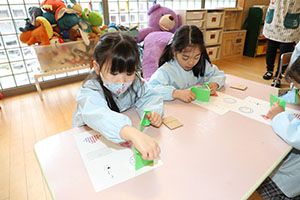 年中組の科学教室「鏡の不思議」　ばら・すみれ