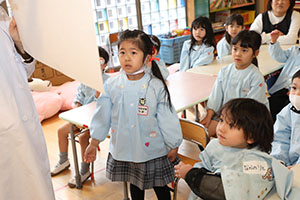 年中組の科学教室「鏡の不思議」　ばら・すみれ