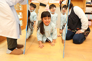 年中組の科学教室「鏡の不思議」　ばら・すみれ