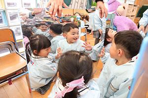 年中組の科学教室「鏡の不思議」　ばら・すみれ