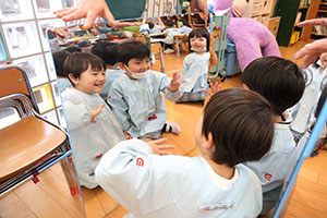 年中組の科学教室「鏡の不思議」　ばら・すみれ
