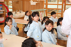 年中組の科学教室「鏡の不思議」　ばら・すみれ