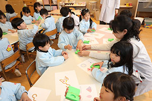 年中組の科学教室「鏡の不思議」　ばら・すみれ