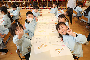 年中組の科学教室「鏡の不思議」　ばら・すみれ