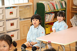 年中組の科学教室「鏡の不思議」　ばら・すみれ