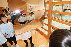 年中組の科学教室「鏡の不思議」　ひまわり・さくら・たんぽぽ