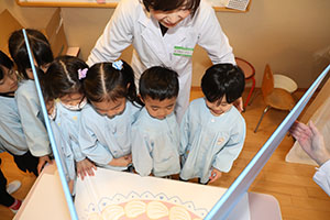 年中組の科学教室「鏡の不思議」　ひまわり・さくら・たんぽぽ