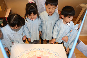 年中組の科学教室「鏡の不思議」　ひまわり・さくら・たんぽぽ